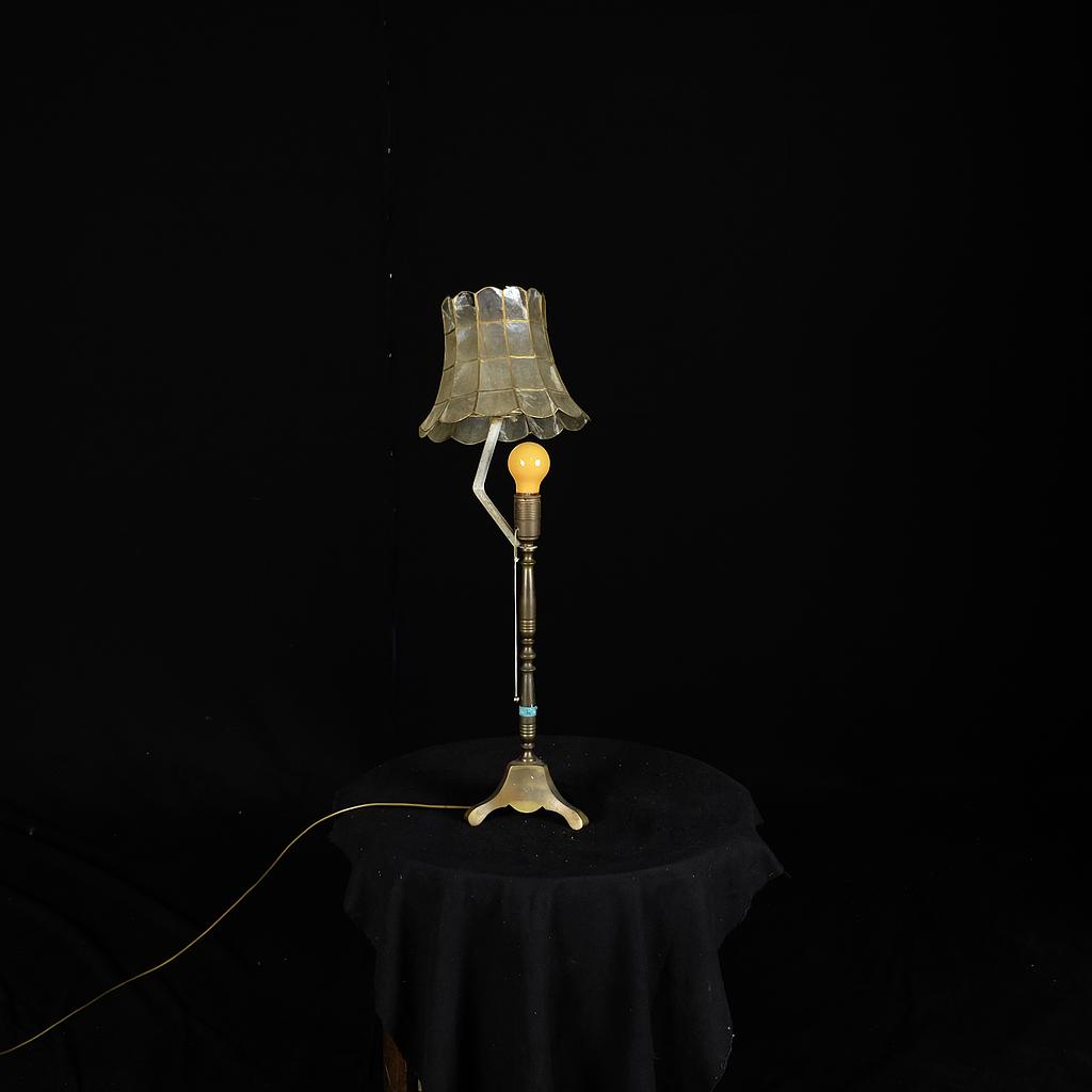 Tischlampe mit Glasschirm
