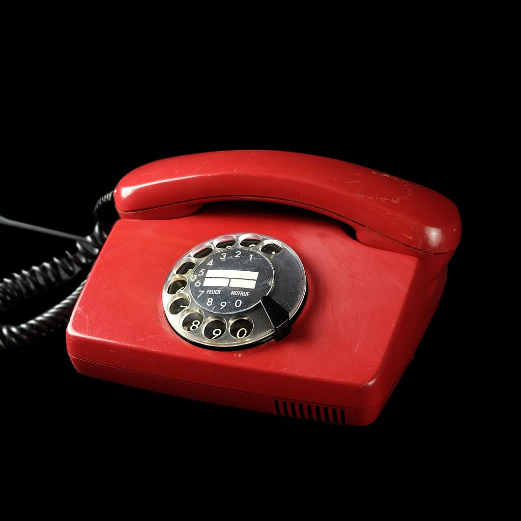 weinrotes Wählscheibentelefon 80er Jahre