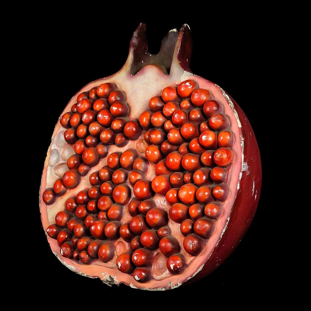 übergroßer, halber Granatapfel