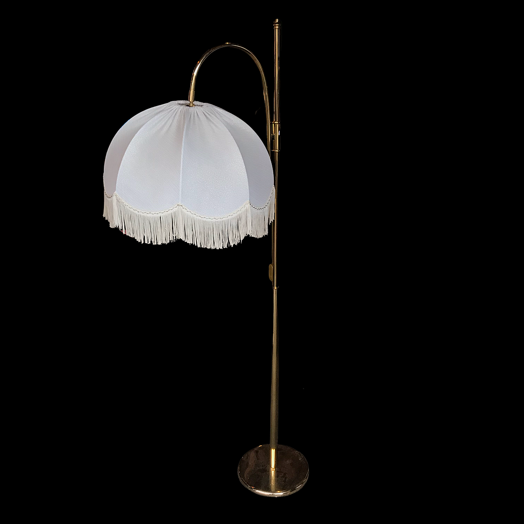 Miete - Stehlampe mit hellem, runden Schirm an Schwenkarm