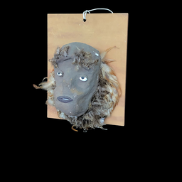 [REQ0352] graue Maske aus Pappmaché mit Federschmuck auf Holzbrett